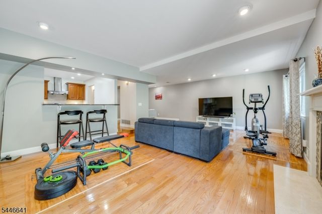 9 Queensbridge Dr, East Hanover Twp., NJ 07936