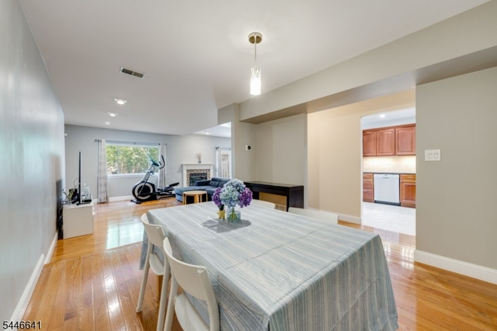 9 Queensbridge Dr, East Hanover Twp., NJ 07936