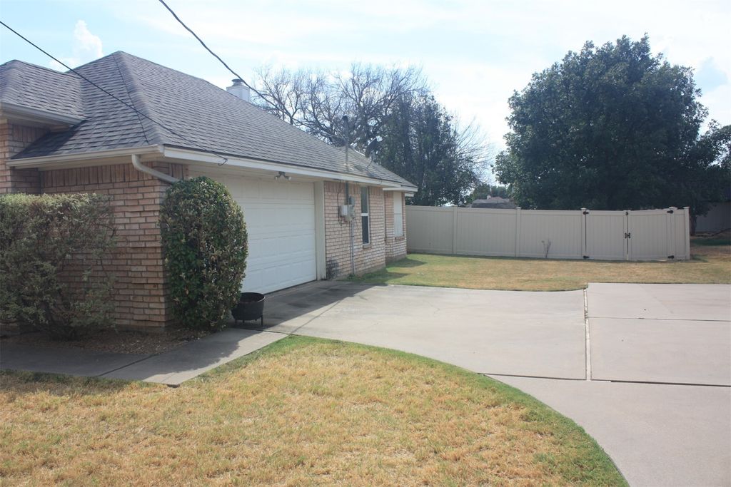 3904 Santa Cruz Street, Granbury, TX 76049 — photo 5