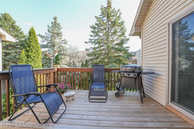 2243 Willow Tree Drive, Brighton, MI 48116