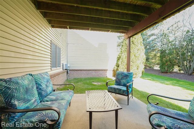 2243 Willow Tree Drive, Brighton, MI 48116