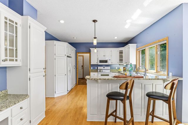 2413 Bridle Creek Trail, Chanhassen, MN 55317