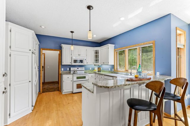 2413 Bridle Creek Trail, Chanhassen, MN 55317
