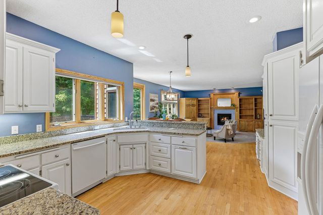 2413 Bridle Creek Trail, Chanhassen, MN 55317