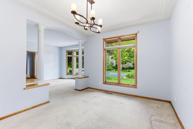 2413 Bridle Creek Trail, Chanhassen, MN 55317