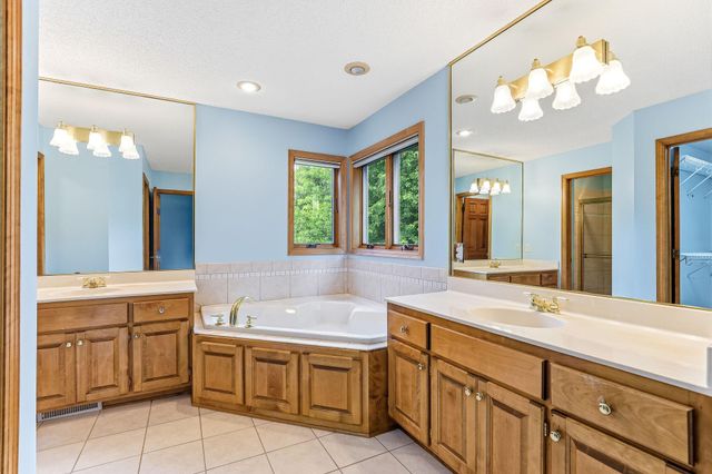 2413 Bridle Creek Trail, Chanhassen, MN 55317