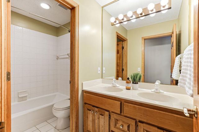 2413 Bridle Creek Trail, Chanhassen, MN 55317