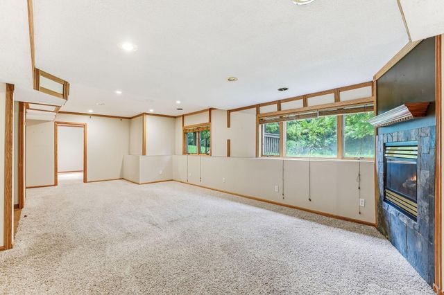 2413 Bridle Creek Trail, Chanhassen, MN 55317