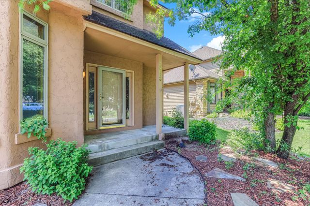 2413 Bridle Creek Trail, Chanhassen, MN 55317