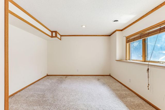 2413 Bridle Creek Trail, Chanhassen, MN 55317