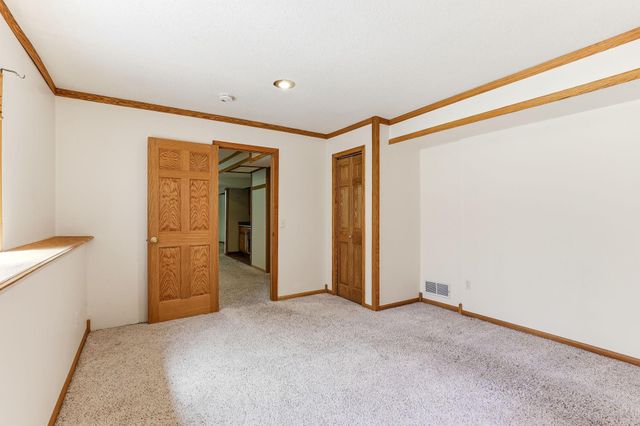 2413 Bridle Creek Trail, Chanhassen, MN 55317