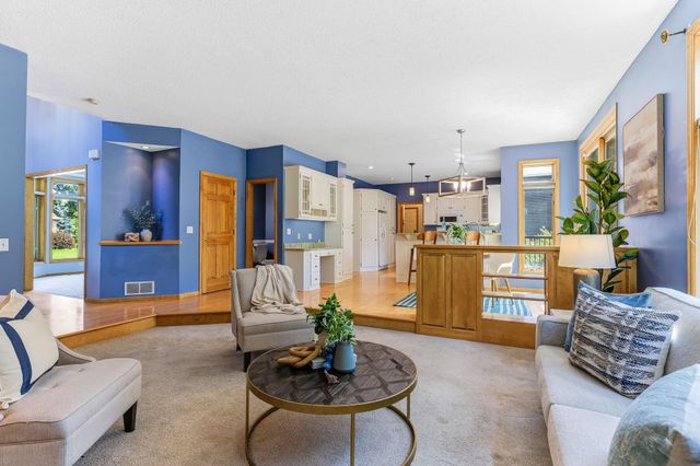 2413 Bridle Creek Trail, Chanhassen, MN 55317
