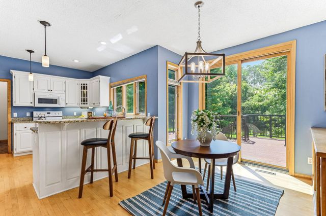 2413 Bridle Creek Trail, Chanhassen, MN 55317