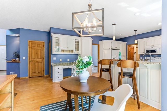 2413 Bridle Creek Trail, Chanhassen, MN 55317