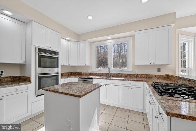 11192 LONGWOOD GROVE DR, Reston, VA 20194