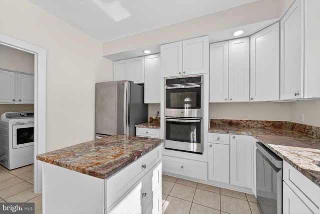 11192 LONGWOOD GROVE DR, Reston, VA 20194