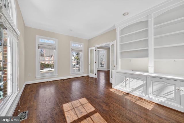 11192 LONGWOOD GROVE DR, Reston, VA 20194