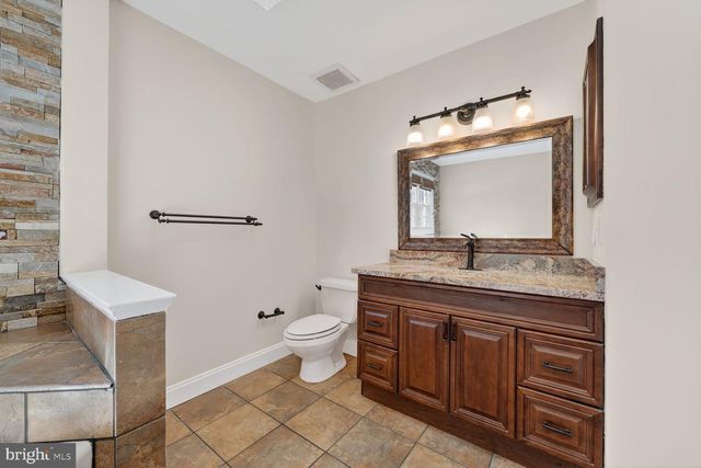 11192 LONGWOOD GROVE DR, Reston, VA 20194