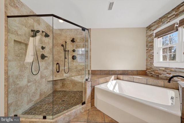 11192 LONGWOOD GROVE DR, Reston, VA 20194