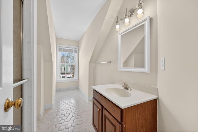 11192 LONGWOOD GROVE DR, Reston, VA 20194