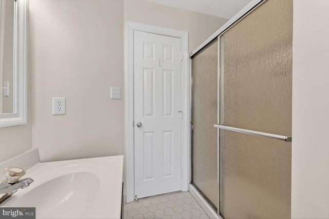 11192 LONGWOOD GROVE DR, Reston, VA 20194