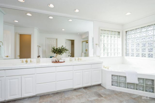 8037 W Innsbrook Ct, Boise, ID 83704