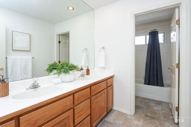 8037 W Innsbrook Ct, Boise, ID 83704