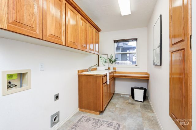 8037 W Innsbrook Ct, Boise, ID 83704