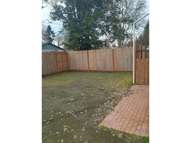 760 W BALLF St, Roseburg, OR 97471