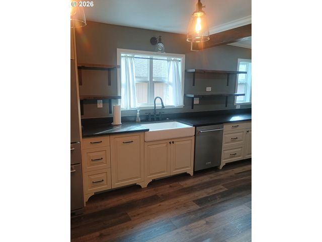 760 W BALLF St, Roseburg, OR 97471