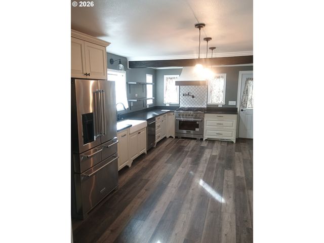 760 W BALLF St, Roseburg, OR 97471