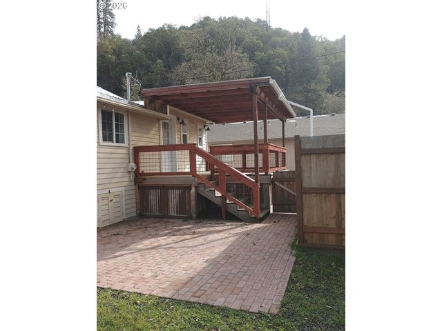 760 W BALLF St, Roseburg, OR 97471