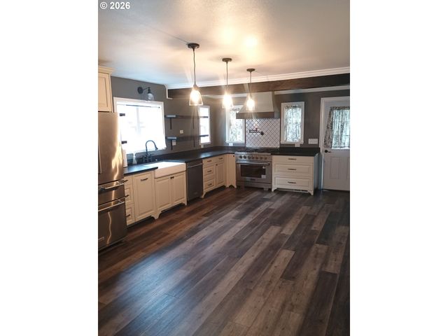 760 W BALLF St, Roseburg, OR 97471