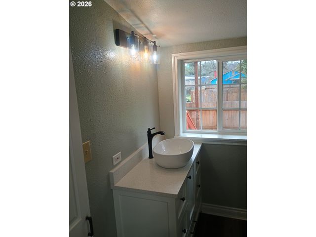 760 W BALLF St, Roseburg, OR 97471