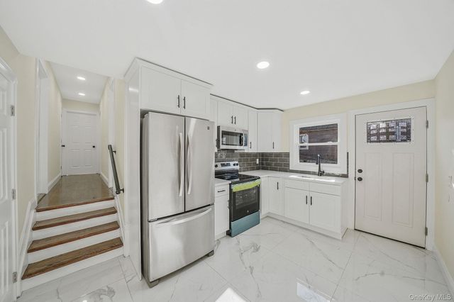 95 Berkshire Drive, Farmingville, NY 11738