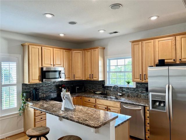 3745 Dupont CIR, Virginia Beach, VA 23455