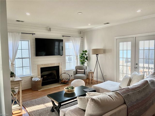 3745 Dupont CIR, Virginia Beach, VA 23455