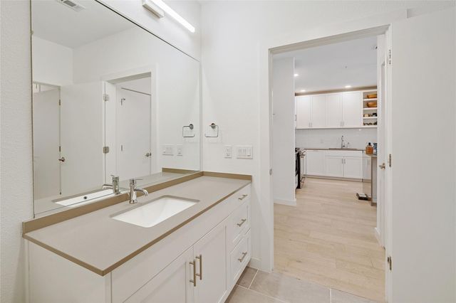 1600 S 1st ST 220, Austin, TX 78704