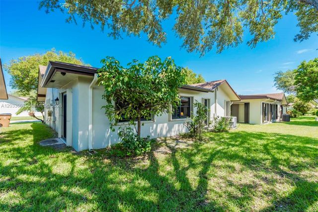 1726 SW 20th Ter, Deerfield Beach, FL 33442