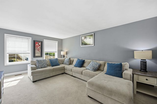 317 University Circle, Hooksett, NH 03106