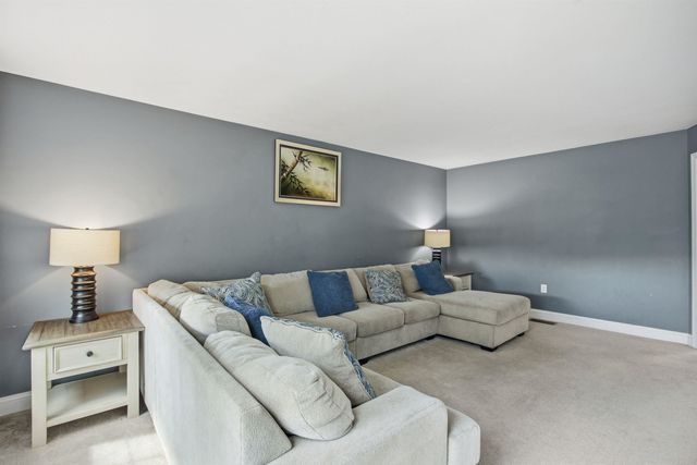 317 University Circle, Hooksett, NH 03106