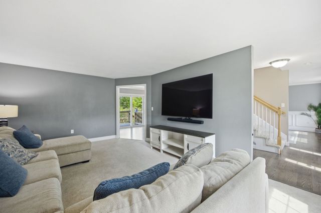317 University Circle, Hooksett, NH 03106