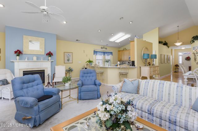 10 Powderhorn Way, Allentown, NJ 08501