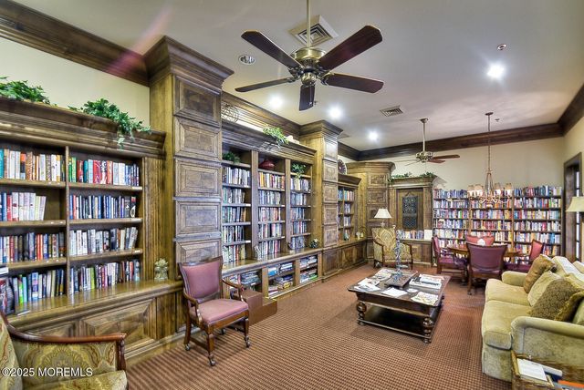 10 Powderhorn Way, Allentown, NJ 08501