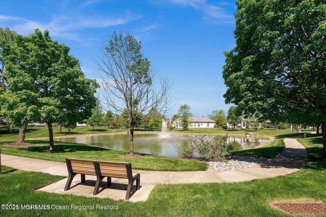 10 Powderhorn Way, Allentown, NJ 08501