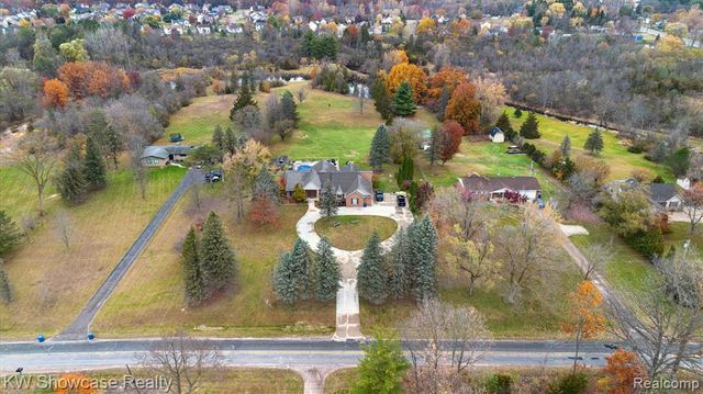 1112 W Cook Road, Grand Blanc, MI 48439