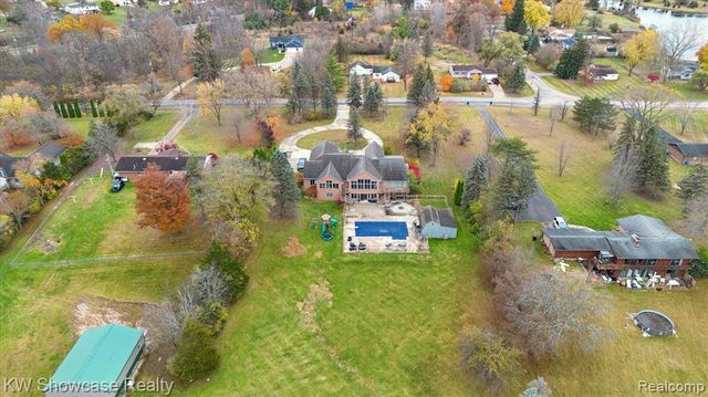 1112 W Cook Road, Grand Blanc, MI 48439