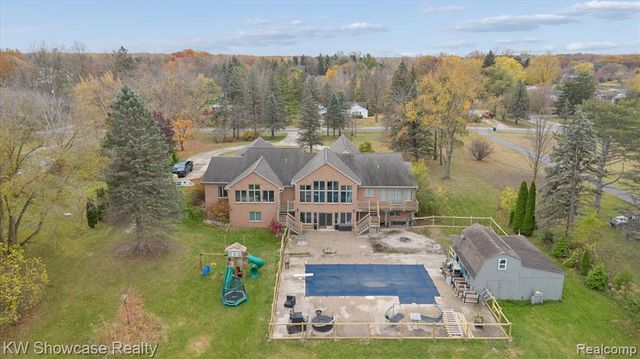 1112 W Cook Road, Grand Blanc, MI 48439