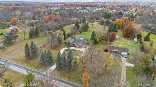 1112 W Cook Road, Grand Blanc, MI 48439