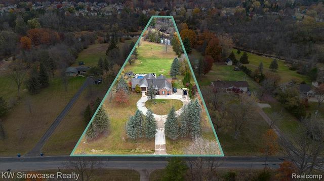 1112 W Cook Road, Grand Blanc, MI 48439